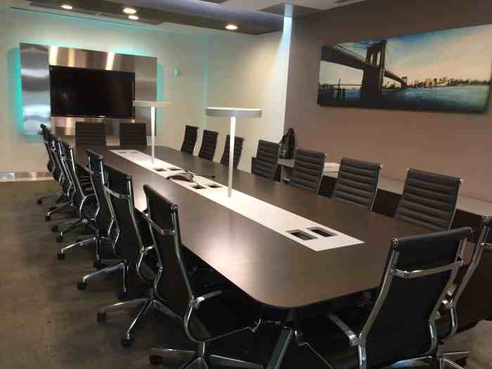 How to decorate office conference table