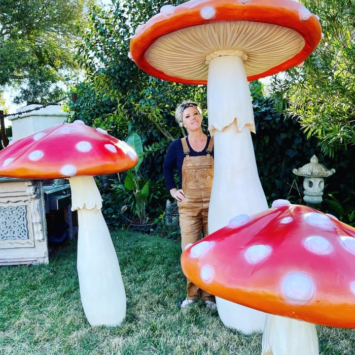 How to make giant mushrooms decoration