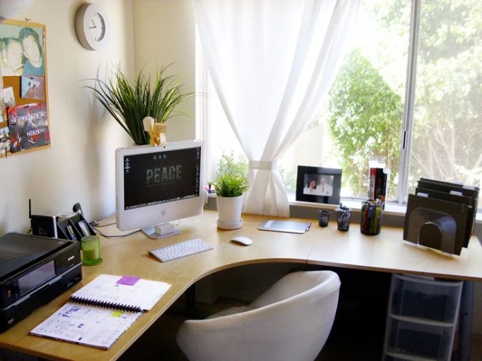 How to decorate office conference table